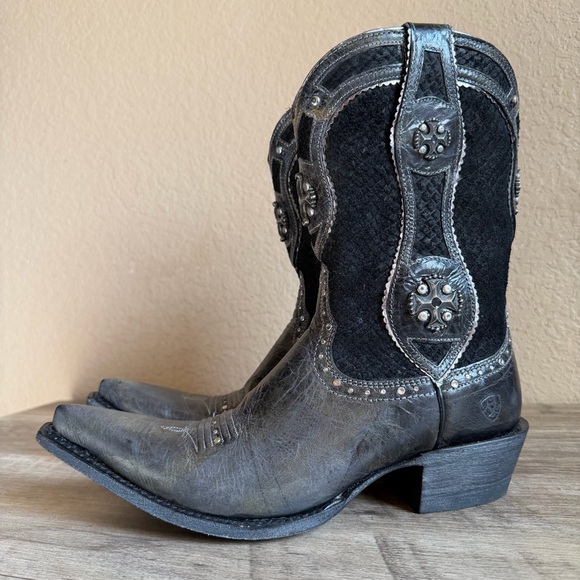 Ariat Desperado Western Boots snip toe antiqued conchos and studs Women’s 8.5 - Picture 2 of 16